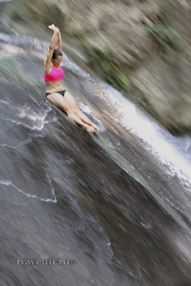 Водопад Эраван. Таиланд. Девушка катится по водопаду